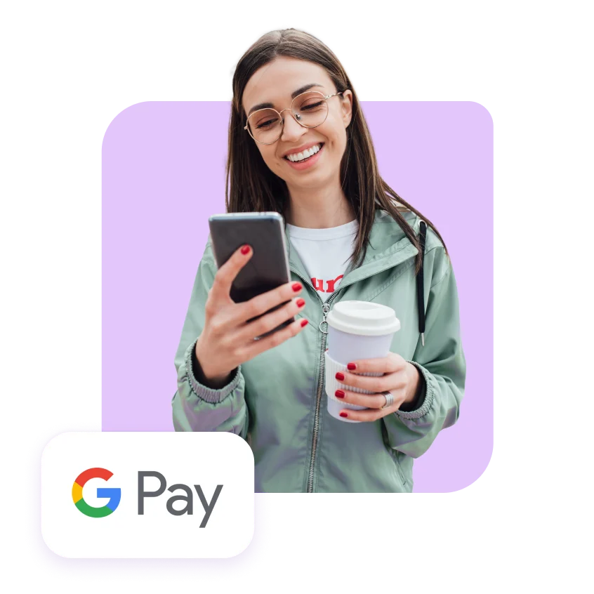 Mujer realizando pago utilizando Google Pay