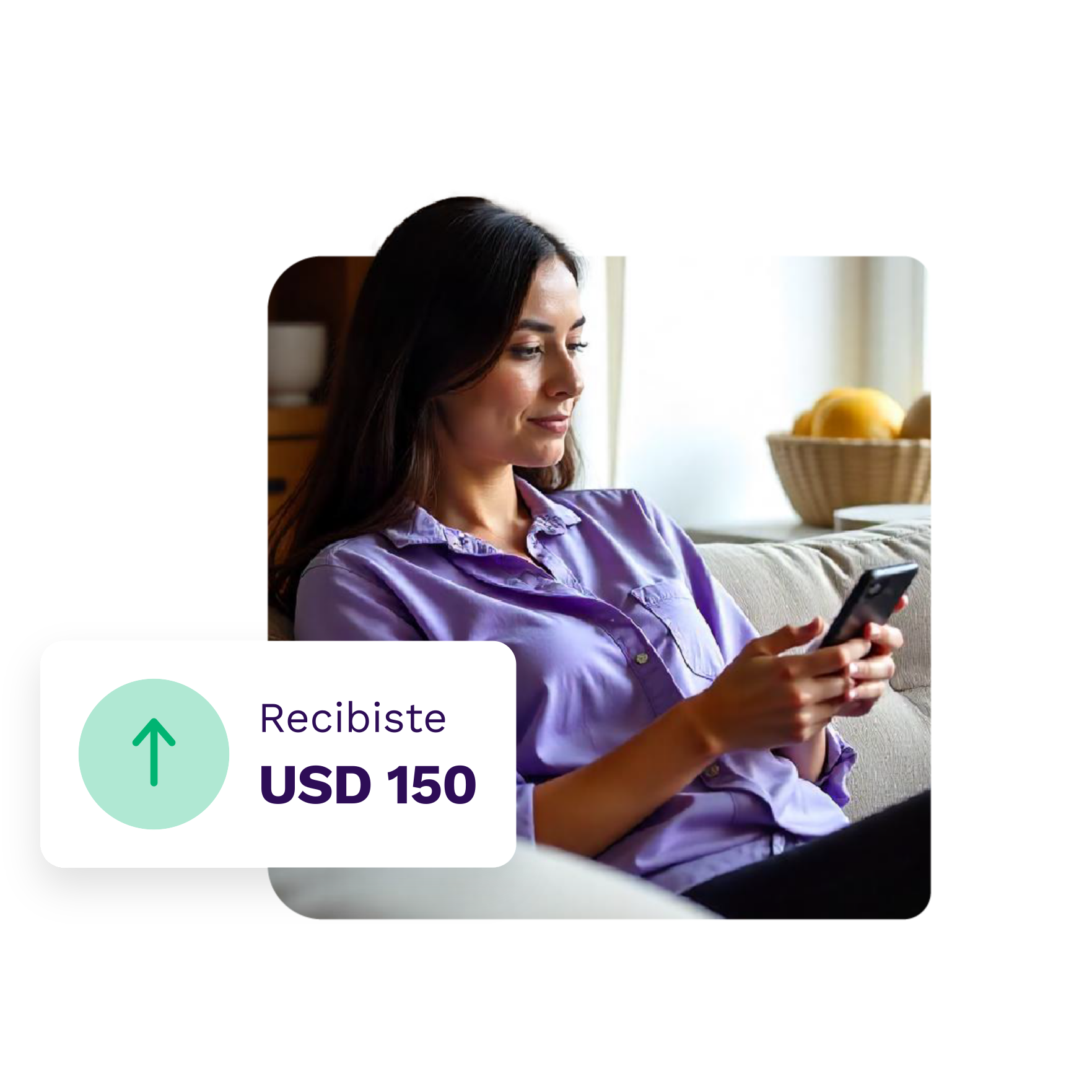 Mujer con celular viendo la notificación de haber recibido USD 150 en su cuenta Prex