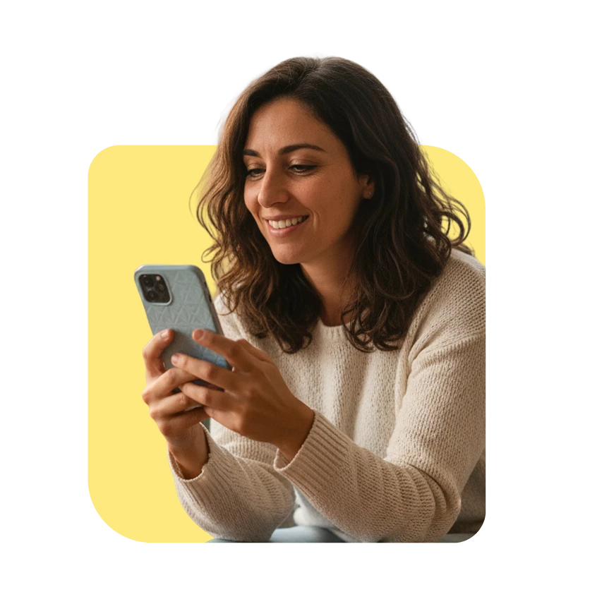 Mujer solicitando su tarjeta virtual